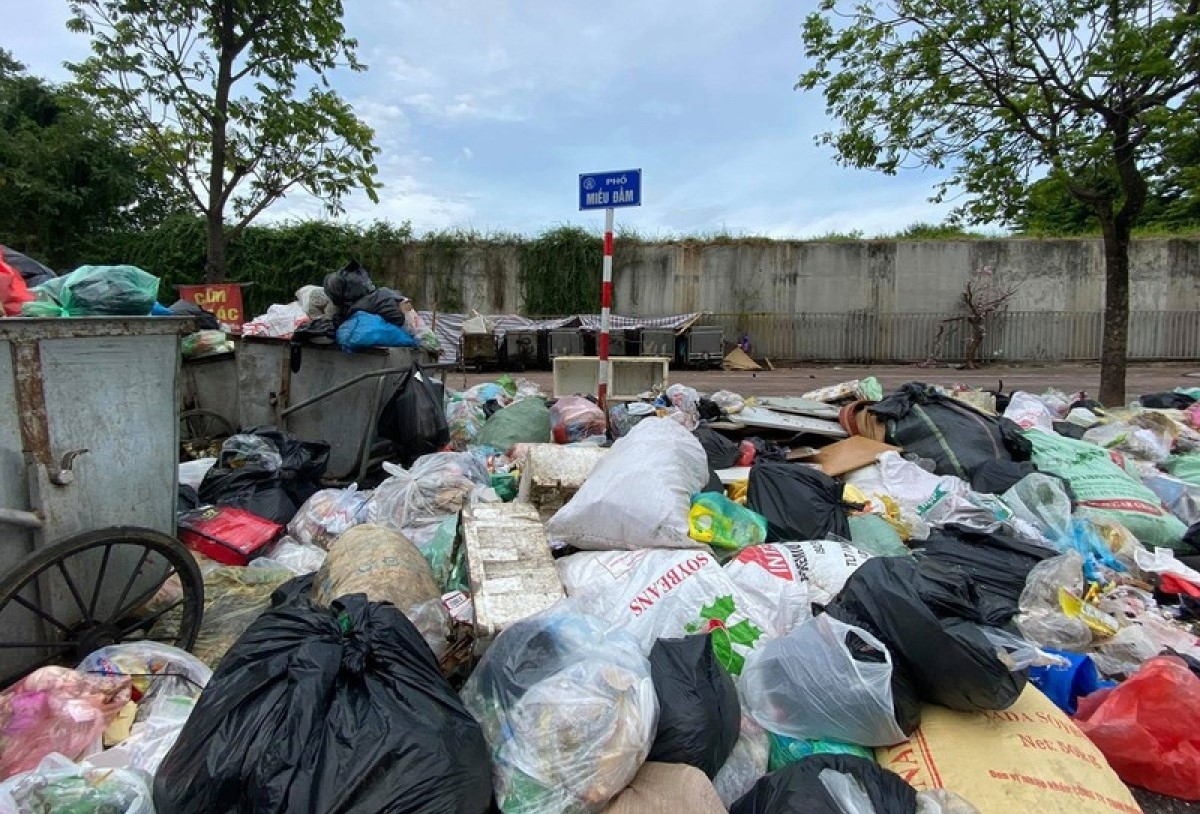 Dân chặn xe vào bãi rác Nam Sơn, nội thành Hà Nội lại ngập rác